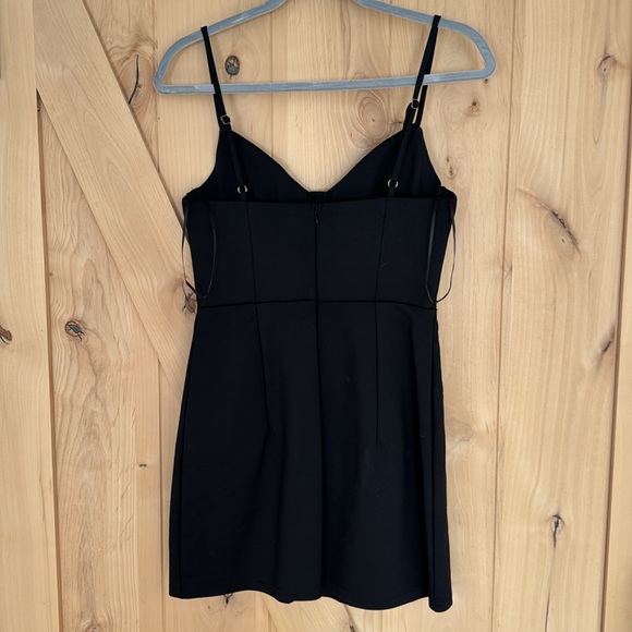 Short black dress - Picture 3 of 3